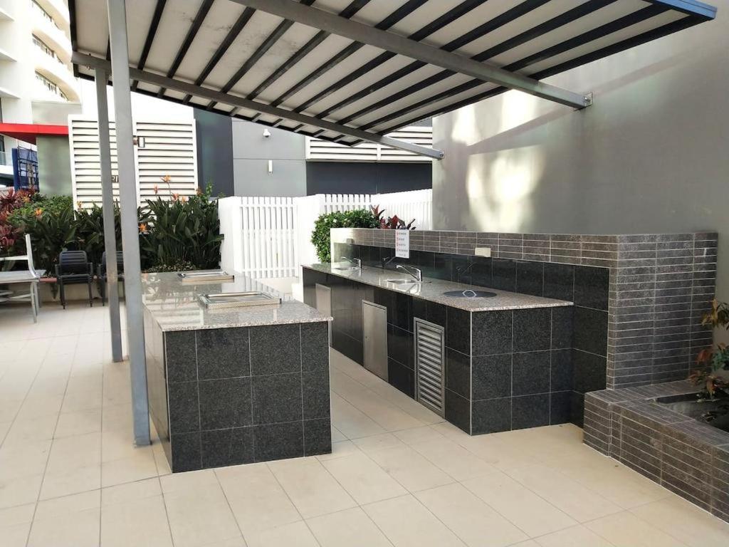 Three-Bedroom Apartment With Amazing View Near Surfers Paradise Gold Coast Bagian luar foto