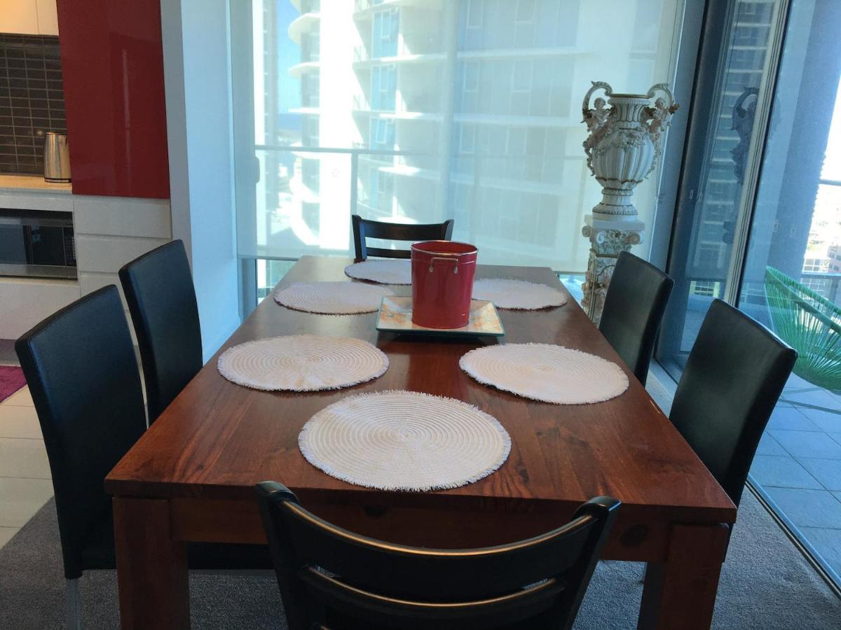 Three-Bedroom Apartment With Amazing View Near Surfers Paradise Gold Coast Bagian luar foto