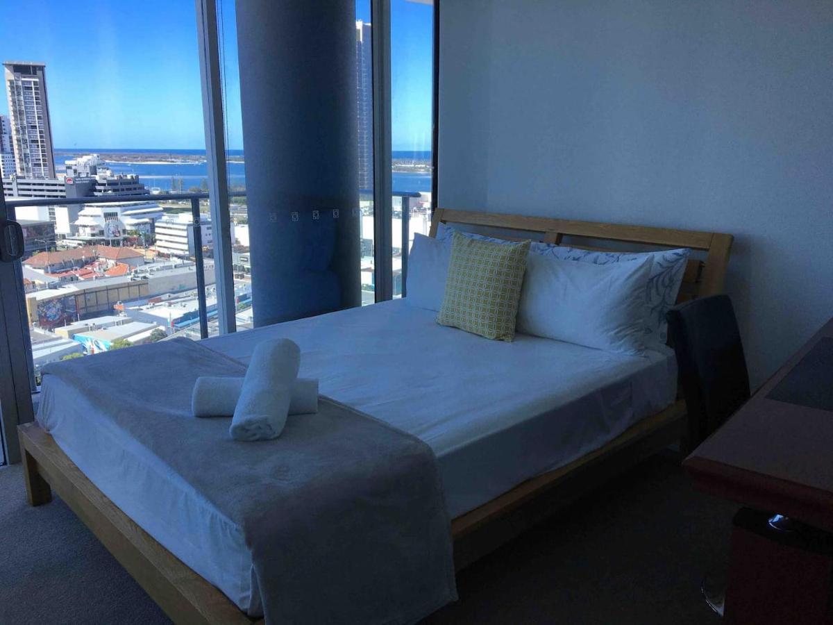 Three-Bedroom Apartment With Amazing View Near Surfers Paradise Gold Coast Bagian luar foto