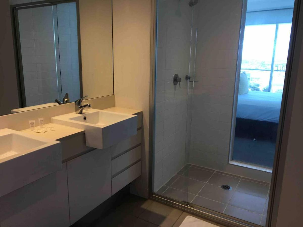 Three-Bedroom Apartment With Amazing View Near Surfers Paradise Gold Coast Bagian luar foto